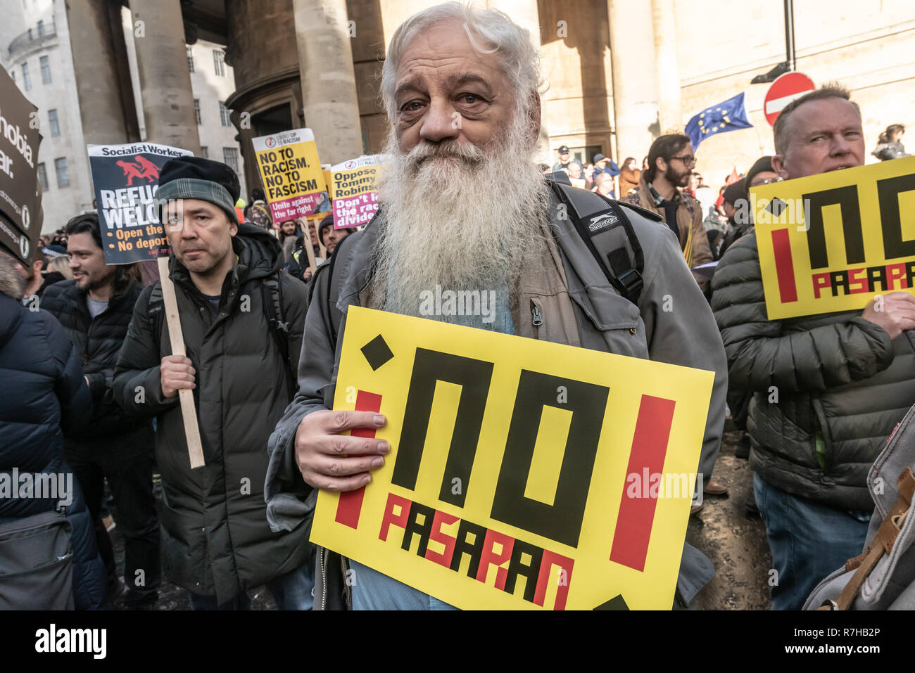 Londres, Royaume-Uni. 9Th Mar, 2018. Un homme est titulaire d'une affiche "No Pasaran" au début de l'organisation des contre-manifestation des anti-fascistes dans l'opposition à Tommy Robinson's pro-fasciste Brexit mars. La marche qui comprenait à la fois rester et laisser les anti-fascistes se sont réunies à la BBC à à à un rassemblement à Downing St. Police avait émis des conditions à ces deux événements conçus pour maintenir les deux groupes bien écartées. Crédit : Peter Marshall/Alamy Live News Banque D'Images