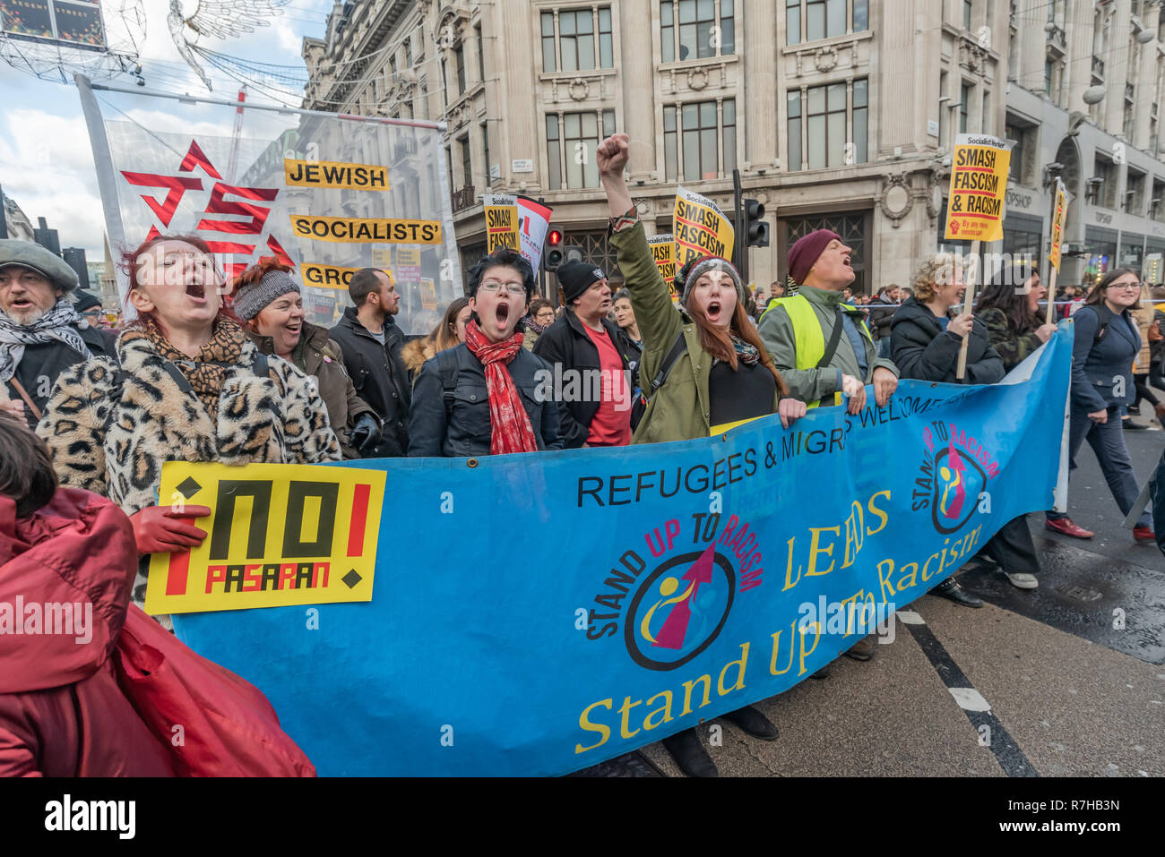 Londres, Royaume-Uni. 9Th Mar, 2018. Une démonstration par des contre-marches anti-fascistes dans l'opposition à Tommy Robinson's pro-fasciste Brexit mars. La marche qui comprenait à la fois rester et laisser les anti-fascistes se sont réunies à la BBC à à à un rassemblement à Downing St. Police avait émis des conditions à ces deux événements conçus pour maintenir les deux groupes bien écartées. Crédit : Peter Marshall/Alamy Live News Banque D'Images