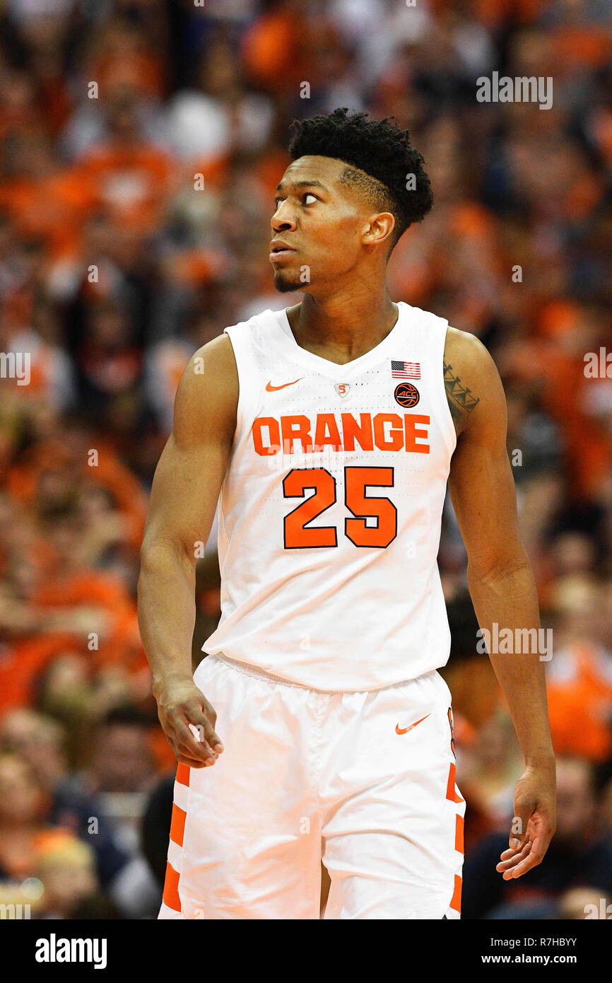 Syracuse, NY, USA. Dec 8, 2018. Syracuse garde junior Tyus Bataille (25) regarde le score comme l'Orange de Syracuse défait les Georgetown Hoyas 72-71 au Carrier Dome à Syracuse, New York. Photo par Alan Schwartz/Cal Sport Media/Alamy Live News Banque D'Images