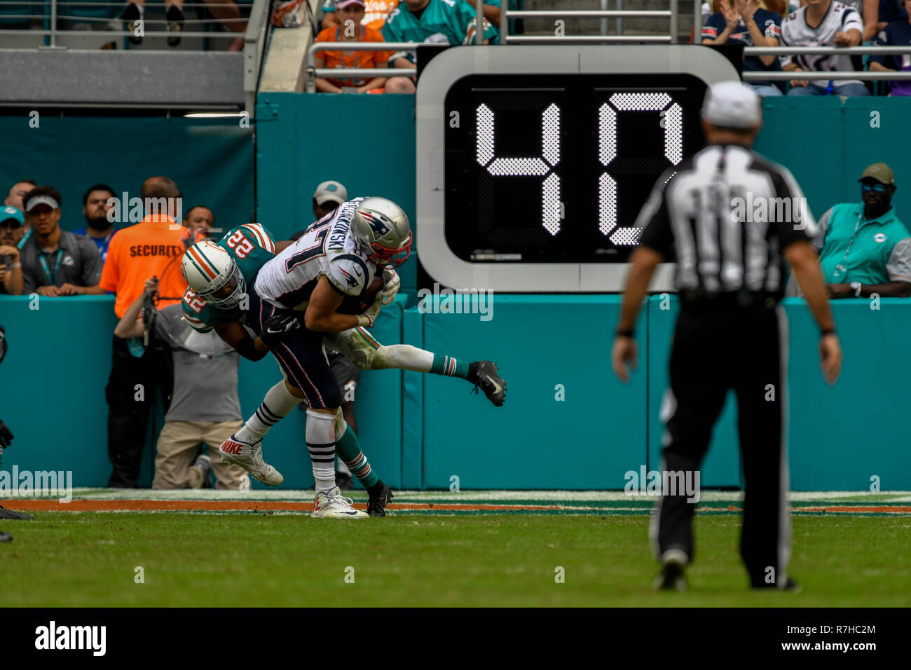 Miami, Floride, USA. 9Th Mar, 2018. 87 Rob Gronkowski essayant de tenir sur contre # 22 T.J. Au cours de la McDonald v Miami Dolphins New England Patriots sur Décembre 9, 2018 Crédit : Dalton Hamm/ZUMA/Alamy Fil Live News Banque D'Images