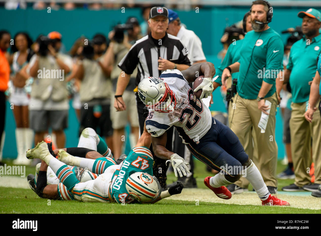 Miami, Floride, USA. 9Th Mar, 2018. Sony 26 Michel contraints hors des limites par # 47 Kiko Alonso durant la Miami Dolphins v New England Patriots sur Décembre 9, 2018 Crédit : Dalton Hamm/ZUMA/Alamy Fil Live News Banque D'Images