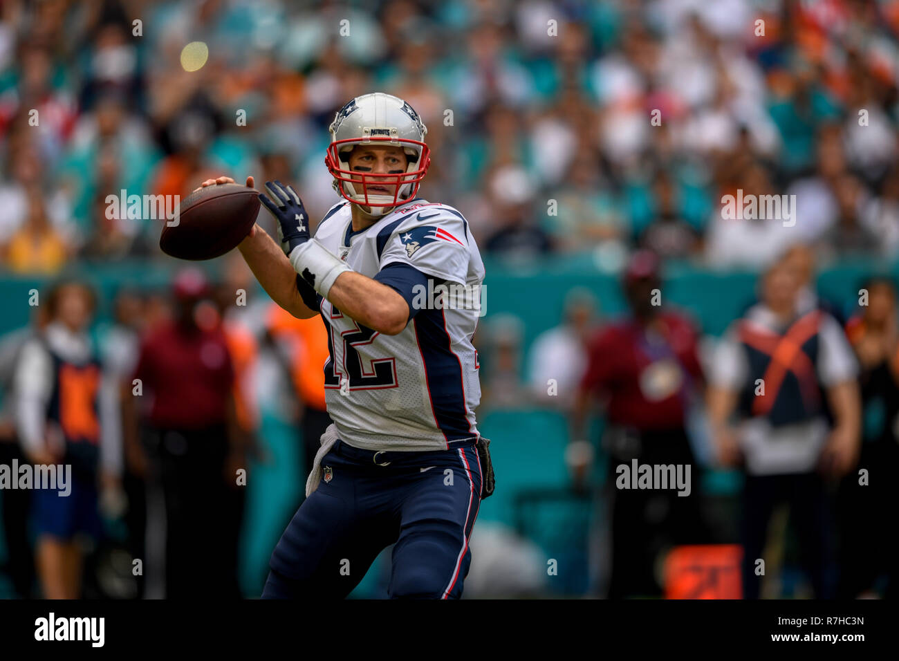 Miami, Floride, USA. 9Th Mar, 2018. Tom Brady 12 décisions du col au cours de la Miami Dolphins v New England Patriots sur Décembre 9, 2018 Crédit : Dalton Hamm/ZUMA/Alamy Fil Live News Banque D'Images