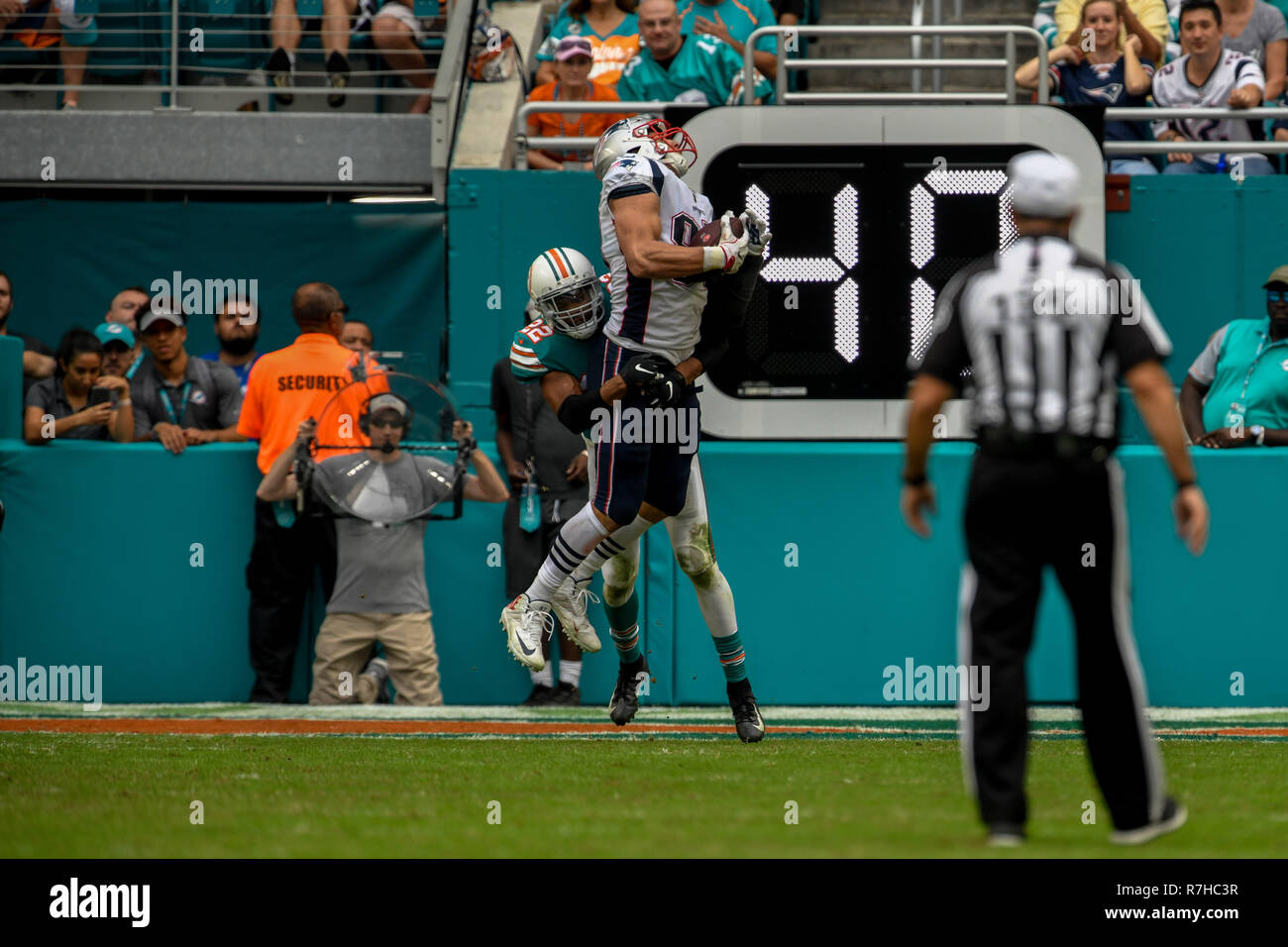 Miami, Floride, USA. 9Th Mar, 2018. 87 Rob Gronkowski essayant de tenir sur contre # 22 T.J. Au cours de la McDonald v Miami Dolphins New England Patriots sur Décembre 9, 2018 Crédit : Dalton Hamm/ZUMA/Alamy Fil Live News Banque D'Images