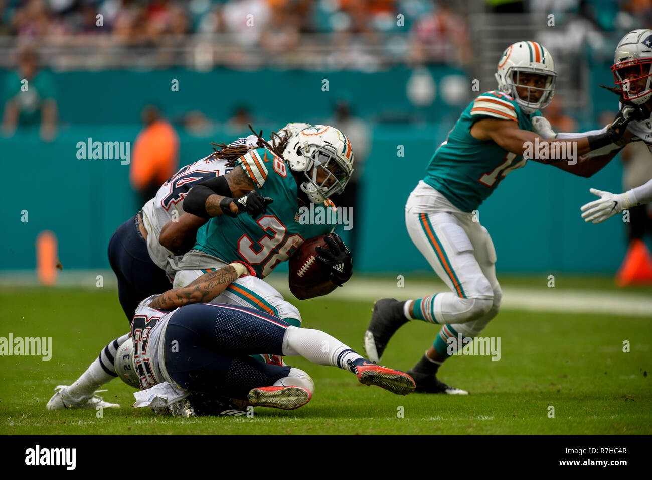 Miami, Floride, USA. 9Th Mar, 2018. 38 Brandon Boldon se clôturer à # 54 n'e Hightower durant la Miami Dolphins v New England Patriots sur Décembre 9, 2018 Crédit : Dalton Hamm/ZUMA/Alamy Fil Live News Banque D'Images
