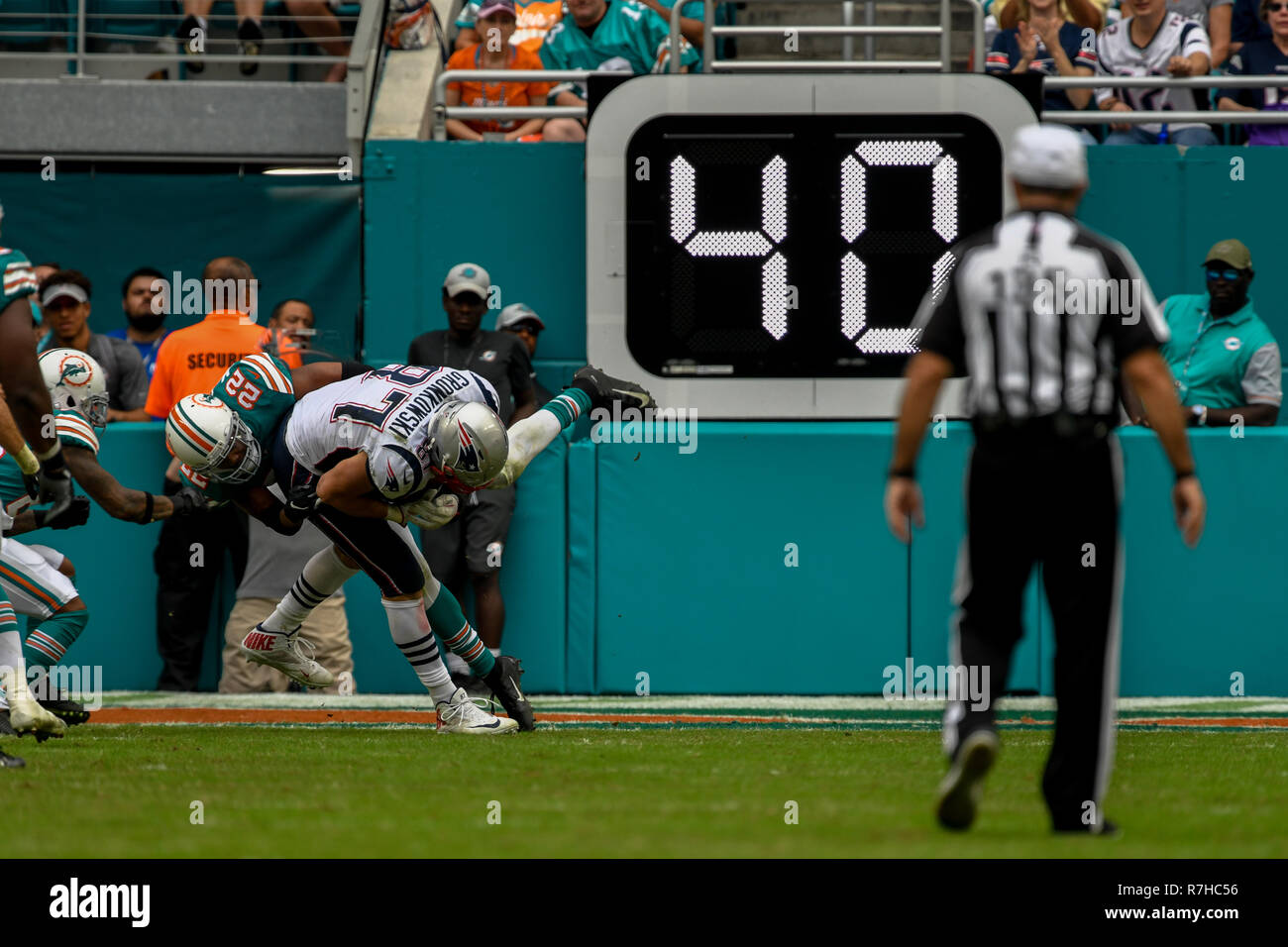 Miami, Floride, USA. 9Th Mar, 2018. 87 Rob Gronkowski essayant de tenir sur contre # 22 T.J. Au cours de la McDonald v Miami Dolphins New England Patriots sur Décembre 9, 2018 Crédit : Dalton Hamm/ZUMA/Alamy Fil Live News Banque D'Images
