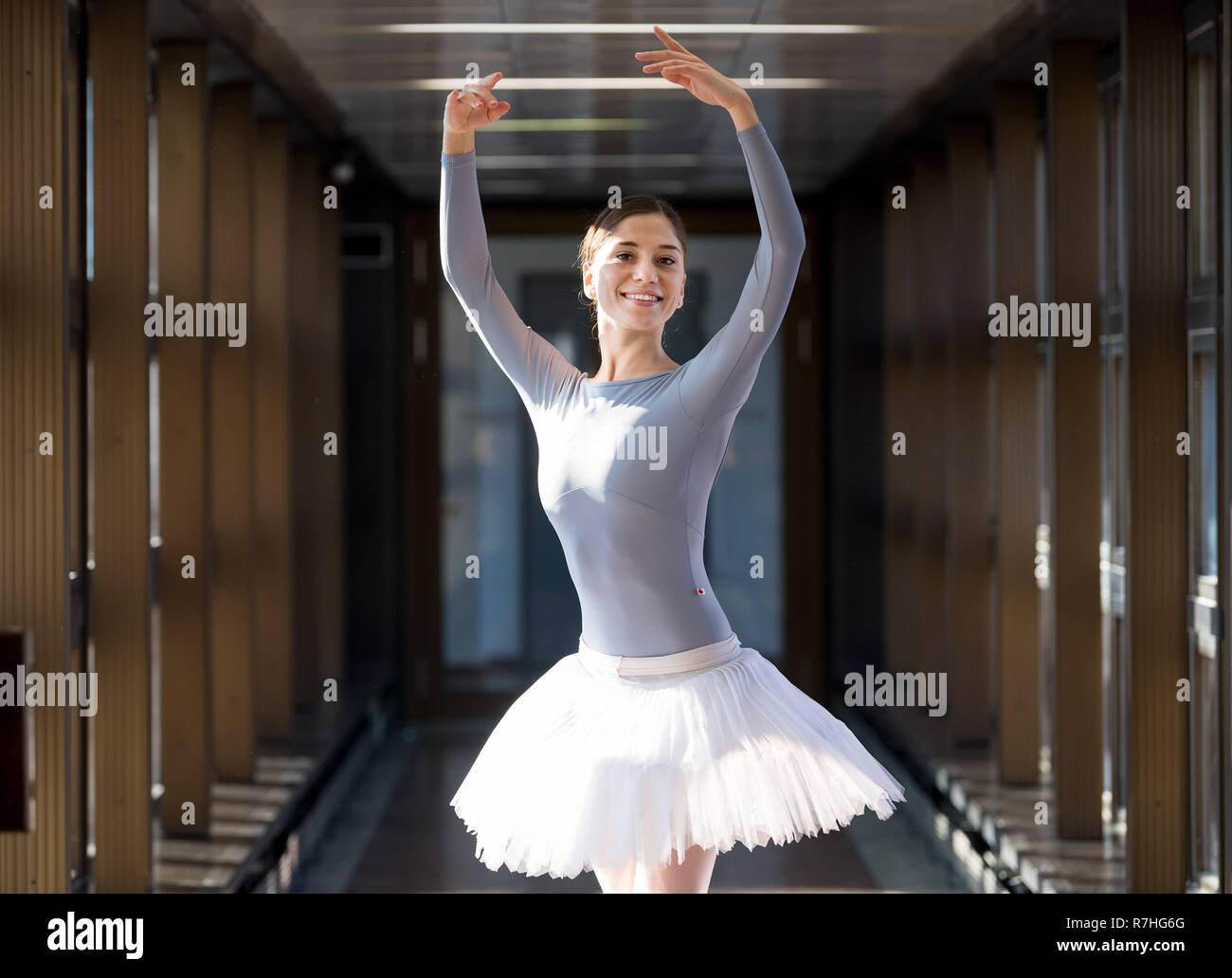 Dresde, Allemagne. 28 Nov, 2018. Ballerina Alice Mariani, membre de l'ensemble du Ballet Semperoper, regarde dans la caméra. La tournée mondiale de la Ballet Semperoper se poursuit. En mars, l'ensemble se produira pour la première fois en Australie et à Singapour. (Dpa-emperoper «KORR Ballett : Top sur scène et dans le classement des Critics' à partir de 10.12.2018) Crédit : Monika Skolimowska/dpa-Zentralbild/dpa/Alamy Live News Banque D'Images