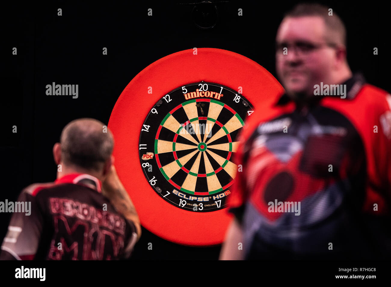 Dortmund, Allemagne. 26Th Oct, 2018. Dartprofi Darren Webster (l) de l'Angleterre se jette sur la cible pendant l'Darts Championship (EDC) dans la Westfalenhalle. Droit de l'image n'est Dartprofi Stephen Bunting d'Angleterre. (Dpa-Story : Fléchettes à partir de 10.12.2018) Crédit : Silas Stein/dpa/Alamy Live News Banque D'Images