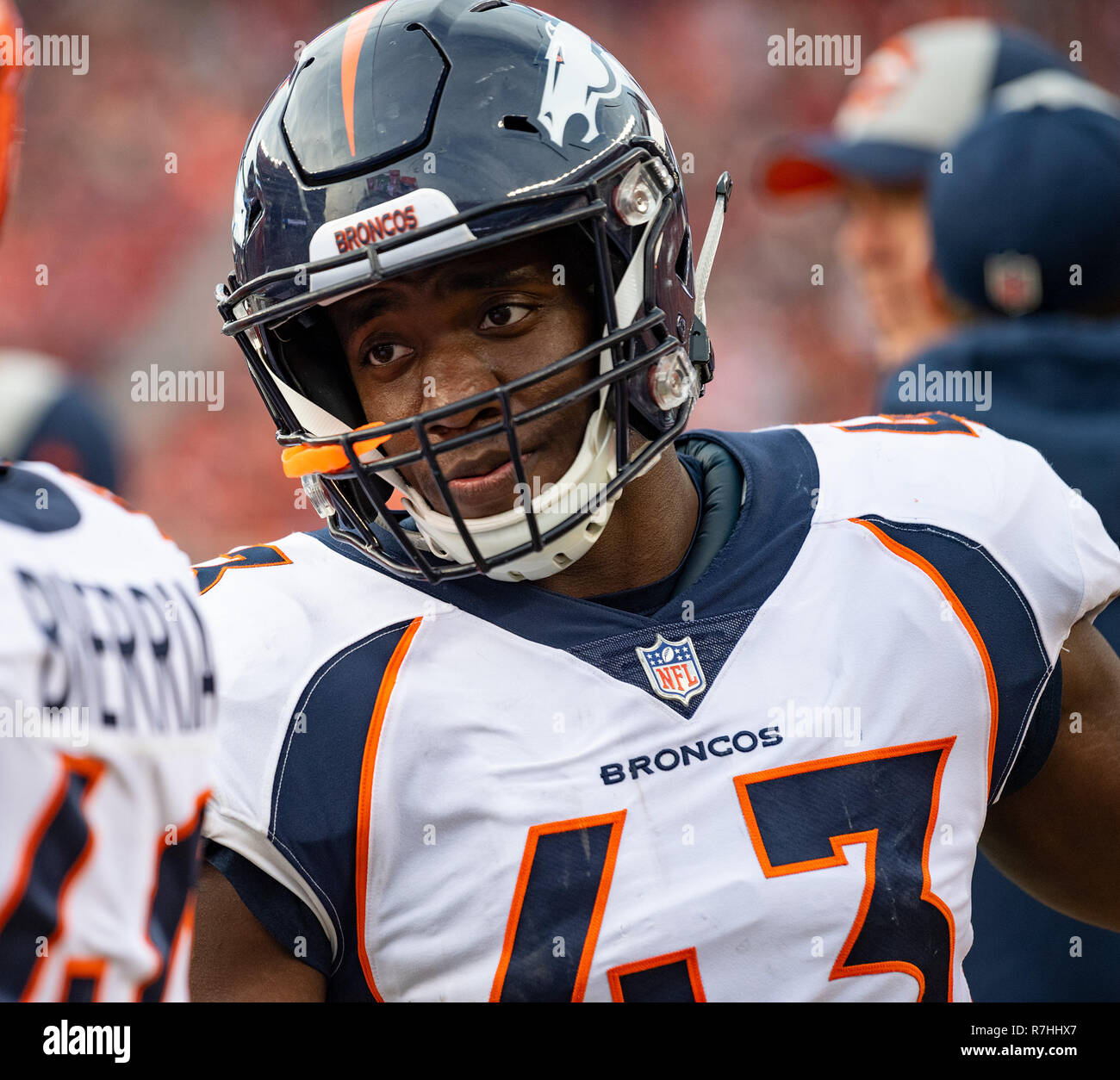 Santa Clara, Californie, États-Unis. 09Th Nov, 2018. Denver Broncos secondeur Joe Jones (43) entretiens entre les deux parties, au cours d'un match de football américain NFL entre les Denver Broncos et les San Francisco 49ers à l'Levi's Stadium à Santa Clara, en Californie. Valerie Shoaps/CSM/Alamy Live News Banque D'Images