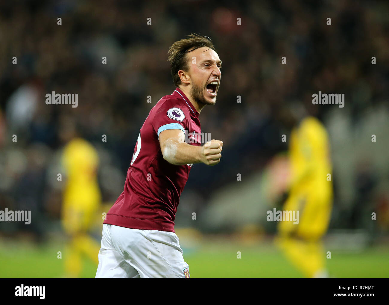 Stade de Londres, Londres, Royaume-Uni. Dec 8, 2018. EPL, Premier League West Ham United contre Crystal Palace ; Mark Noble de West Ham United célèbre vers le West Ham United fans après Felipe Anderson a marqué son 3e but dans les côtés 65e minute pour le rendre 3-1 : Action Crédit Plus Sport/Alamy Live News Banque D'Images