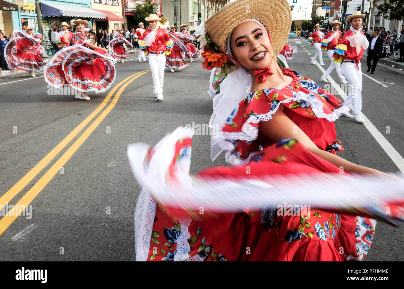 Los Angeles, USA. 9Th Mar, 2018. Les interprètes dansent le long de l'itinéraire du défilé lors de la Parade de Noël annuel de Boyle Heights à Los Angeles, États-Unis, le 9 décembre 2018. Credit : Zhao Hanrong/Xinhua/Alamy Live News Banque D'Images