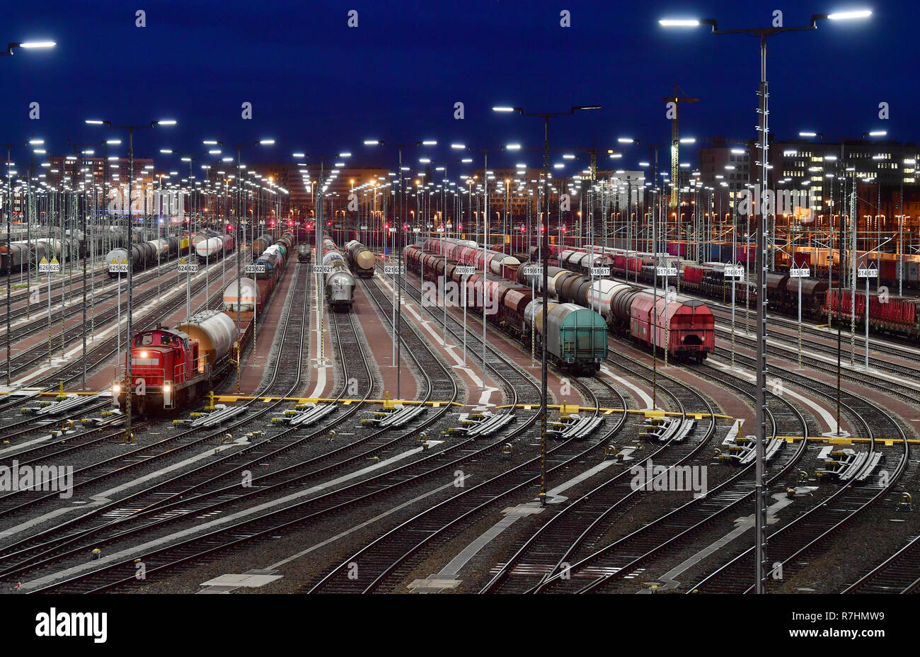 Halle, Allemagne. Dec 10, 2018. Les trains de fret se tenir sur les voies à la gare centrale de Halle. Le chemin de fer et Transport Union (EVG) a appelé à une grève d'avertissement à l'échelle nationale après la fin de la négociation collective. Credit : Hendrik Schmidt/dpa-Zentralbild/dpa/Alamy Live News Banque D'Images