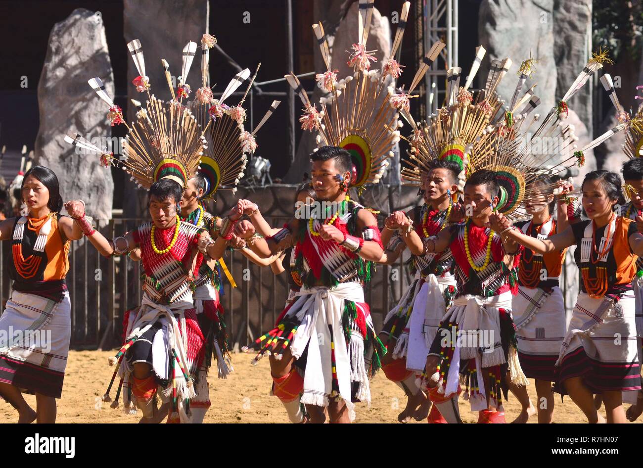Kisama, Nagaland. 11Th Feb 2018. Membre de la tribu Angami Naga effectue le dernier jour de la statue d'festival au Village du patrimoine de Naga Kisama, quelques 10 kms de Kohima, la capitale de l'Inde du nord-est de l'état de Nagaland. Credit : Caisii Mao/Alamy Live News Banque D'Images