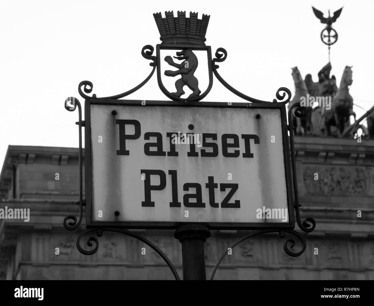 Ancienne plaque de rue Pariser Platz avec le Quadrige de la porte de Brandebourg en arrière-plan, l'accent sélectionné, noir et blanc Banque D'Images