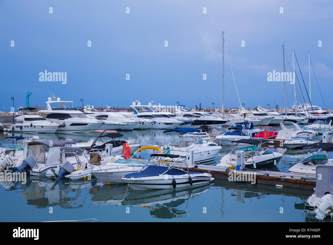 Paphoes ville, à Chypre. Mer et bateaux disponibles à ville. La propriété du port. Photo de voyage 2018, décembre. Banque D'Images