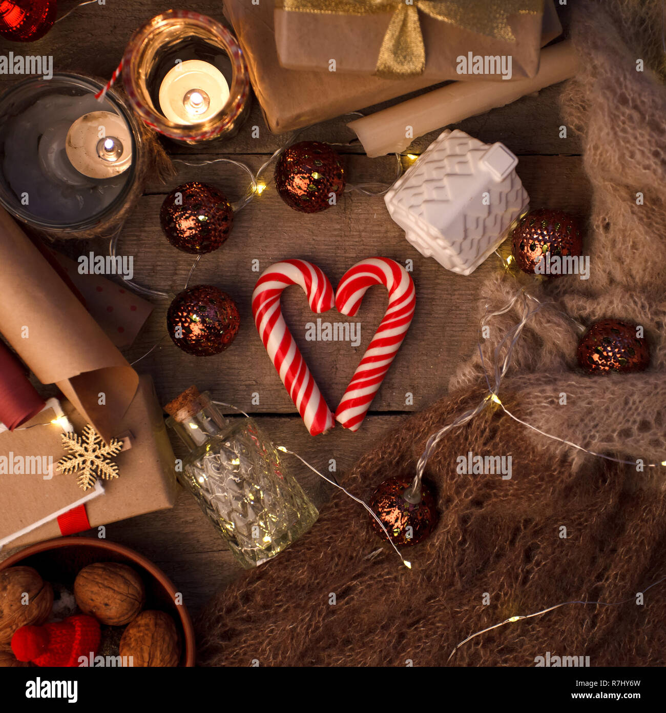 Noël encore la vie avec des noix, des bonbons de Noël traditionnel en forme de coeur, décor de fête, papier kraft, coffrets cadeaux sur vintage background, traditi Banque D'Images