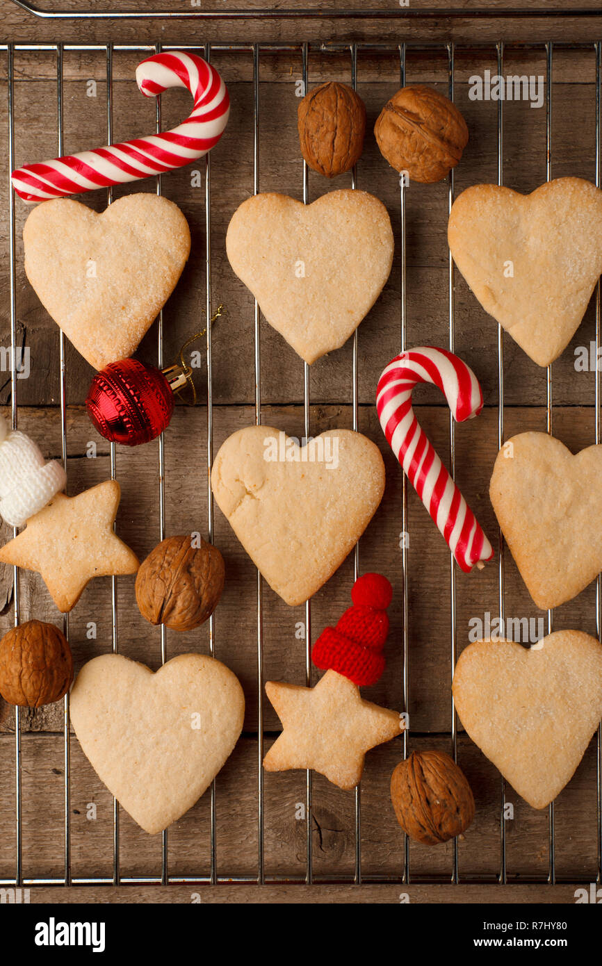 Gingerbread cookies de Noël avec décoration de fête sur le plateau et le fond de bois vintage, festif hygge, gros plan rustique télévision lay, vue d'en haut Banque D'Images
