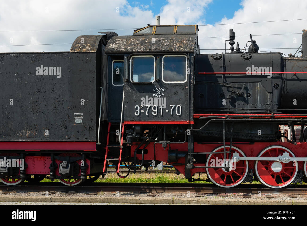 MEDVEZHYA GORA, Russie - le 23 juin 2018:Le musée de chemin de fer est installé près de la gare de la ville et est une locomotive restaurée er 791-70 et d'un eq spécialement Banque D'Images