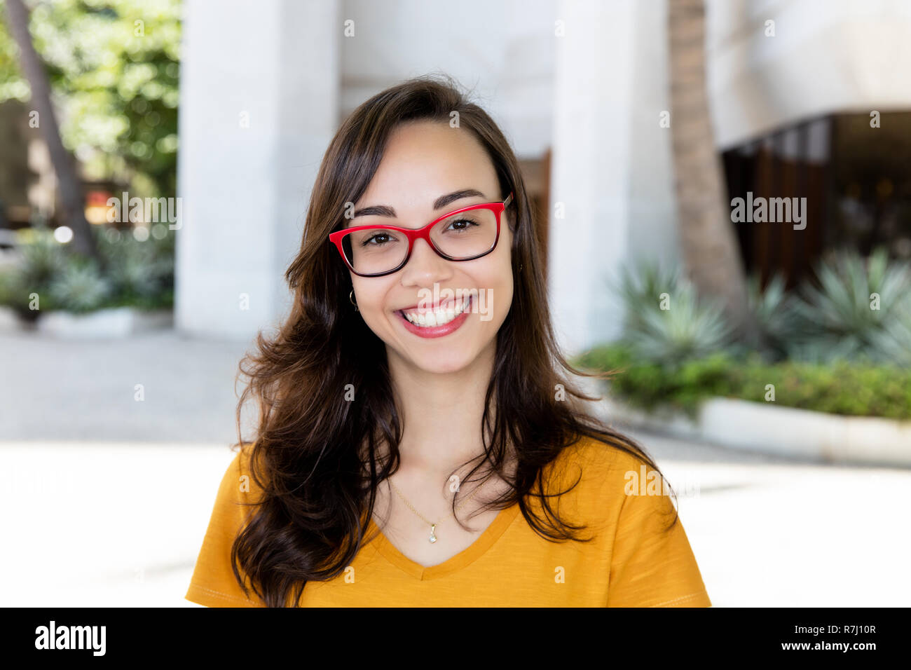 Portrait d'une jeune fille riant avec des lunettes en plein air l'été dans la ville Banque D'Images