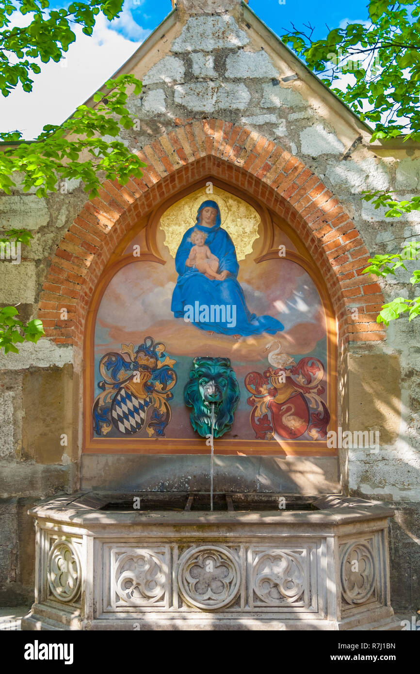 La vue de Mary's Fontaine à la cour du château de Hohenschwangau, Bavière. À côté d'une tête de lion sont la tuyère les armoiries de Bavière et de... Banque D'Images