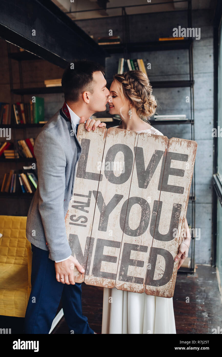Loving couple holding pancarte tout ce qu'il vous faut, c'est l'amour. Banque D'Images