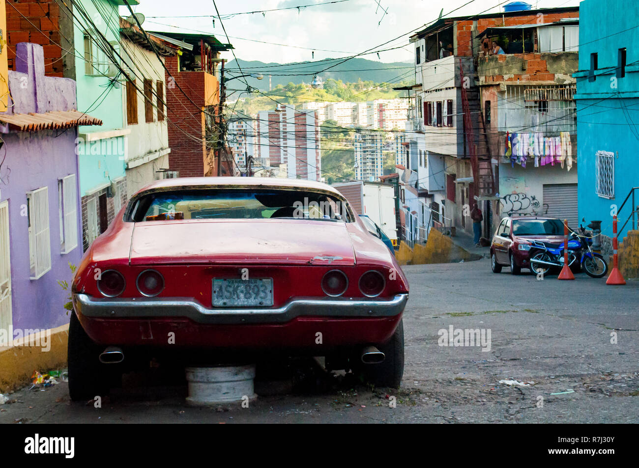 Caracas, Venezuela - 20 juin 2018 : vieille voiture américaine garée dans la mauvaise ville bidonville. Le pays est frappé par une grave crise économique et ce n'est pas possible de Banque D'Images
