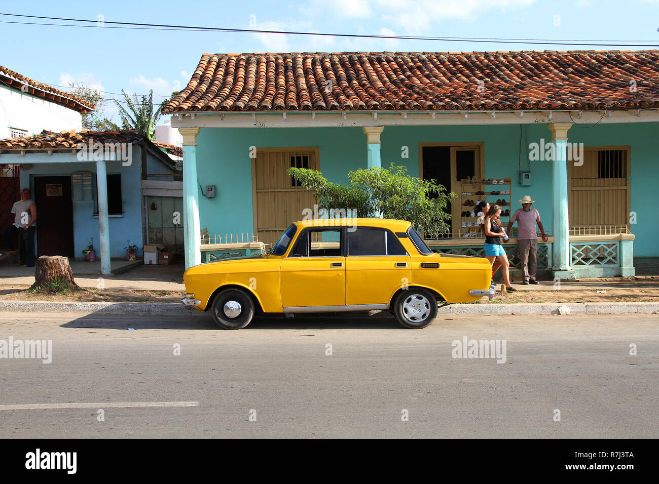 Viñales, Cuba - 31 janvier : les gens à pied passé voiture russe le 31 janvier 2011, Cuba Vinales en. Les changements récents dans la loi permet à l'cubains au commerce cars ag Banque D'Images