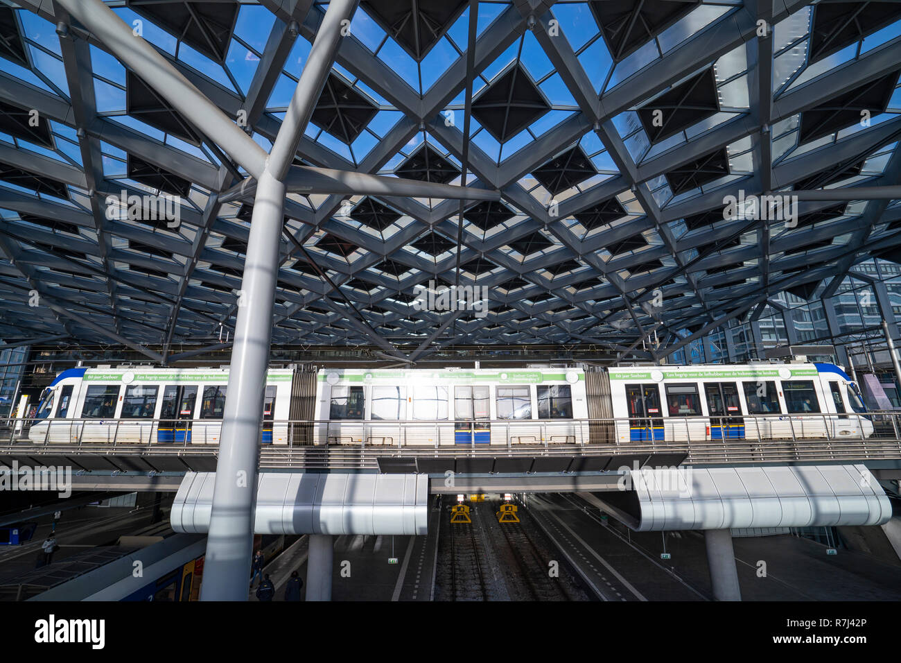 Tramway à plate-forme à Den Haag Centraal Station Ferroviaire à La Haye, Pays-Bas Banque D'Images