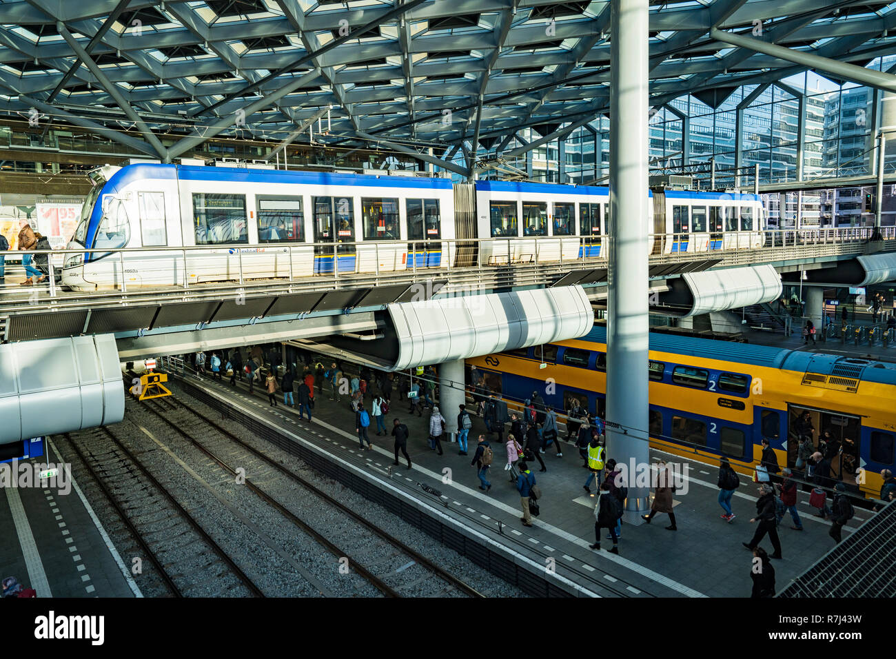 Tramway à plate-forme à Den Haag Centraal Station Ferroviaire à La Haye, Pays-Bas Banque D'Images