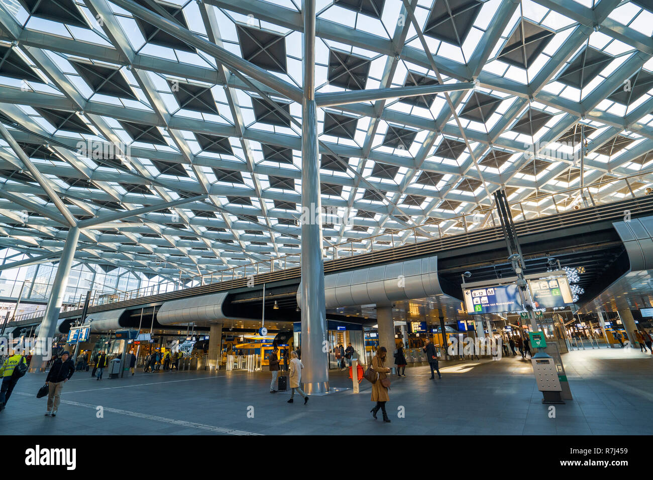 Intérieur de la gare centrale de Den Haag à La Haye, Pays-Bas Photo Stock -  Alamy