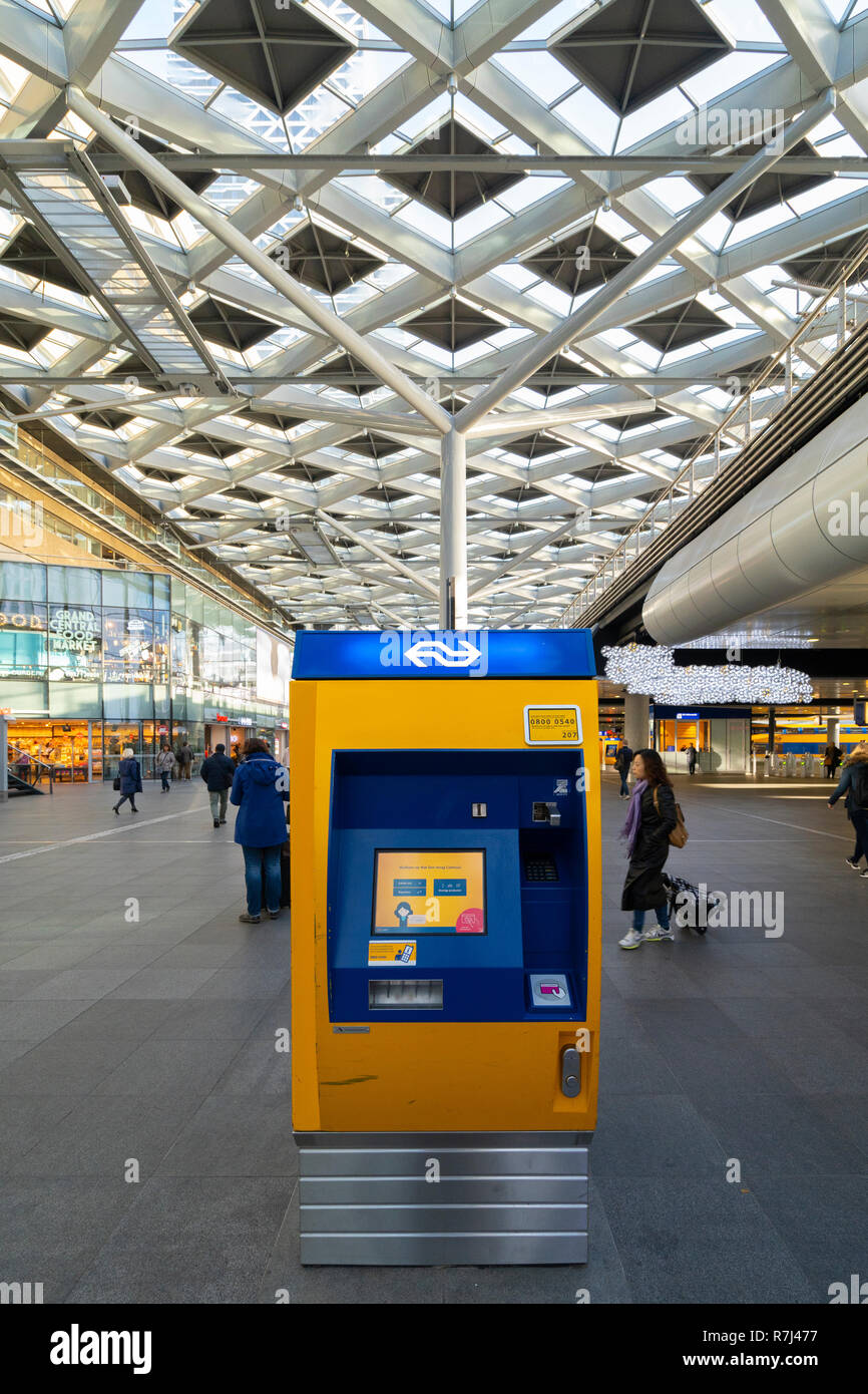 Machine de billets de chemins de fer néerlandais NS (Nederlandse Spoorwegen)à Den Haag Centraal Station Ferroviaire à La Haye, Pays-Bas Banque D'Images
