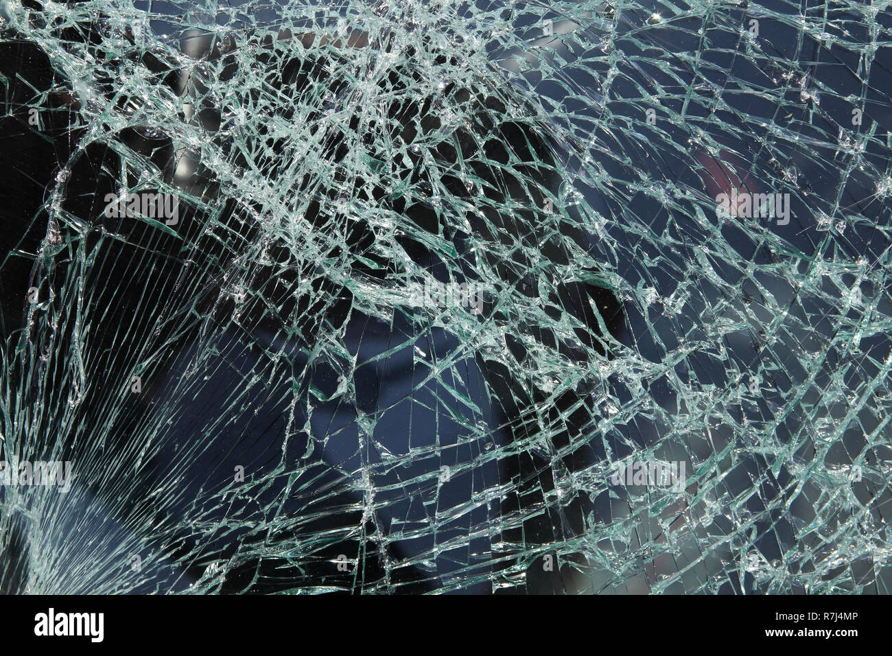 Pare-brise de voiture cassé faites de verre feuilleté. Fond de verre  craquelé Photo Stock - Alamy