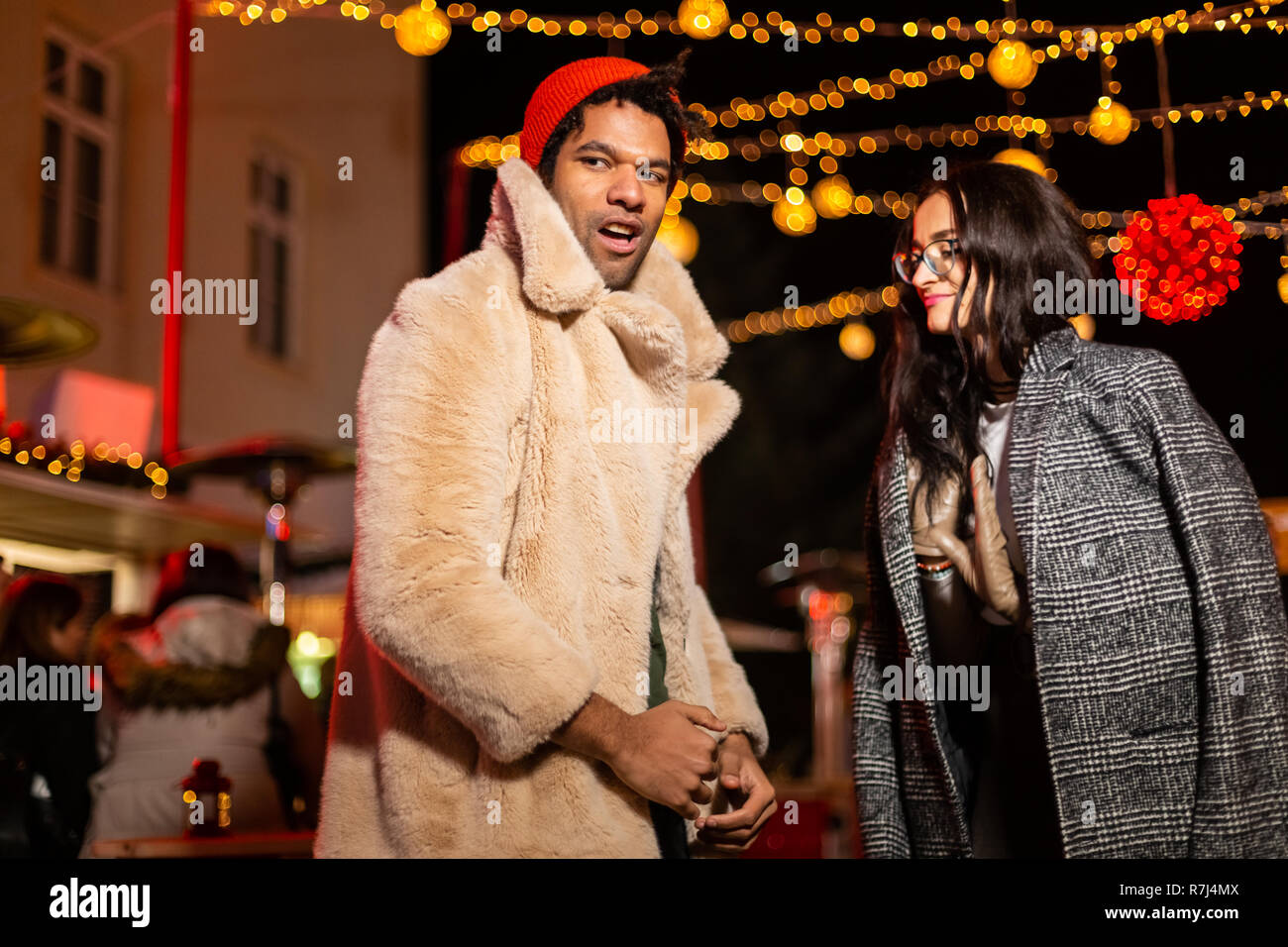 Couple pose pour photo au marché de Noël, Zagreb, Croatie. Banque D'Images