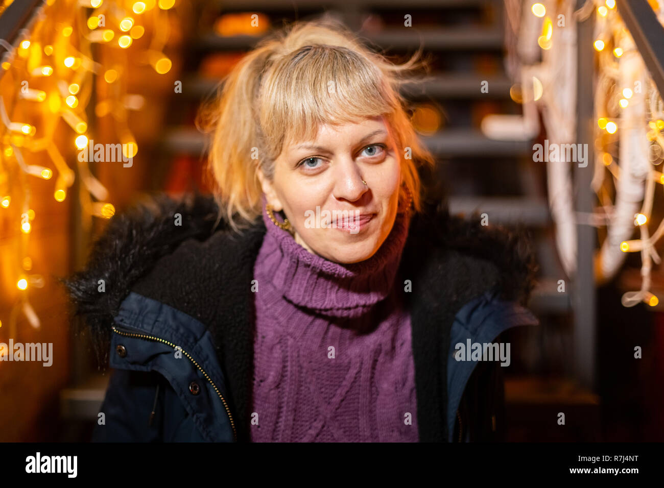 Portrait de femme assise sur l'escalier au marché de Noël, Zagreb, Croatie. Banque D'Images