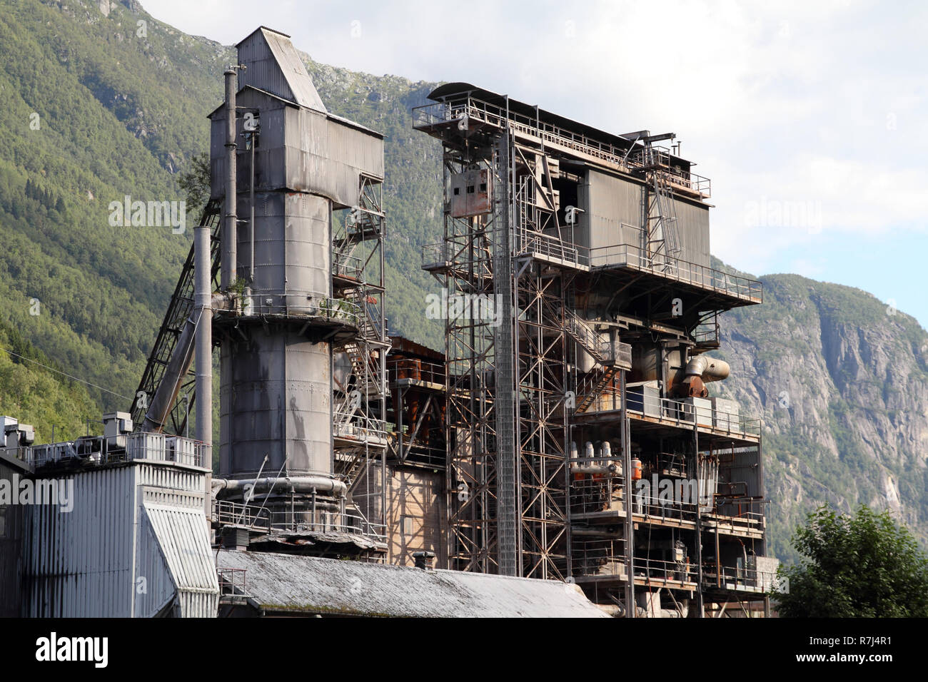 La Norvège, le comté de Hordaland. Odda aciérie, usine industriels abandonnés. Banque D'Images