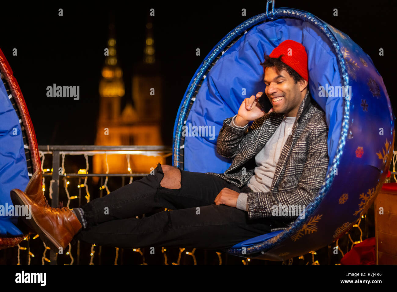 African American man talking on cell phone at le marché de Noël, Zagreb, Croatie. Banque D'Images