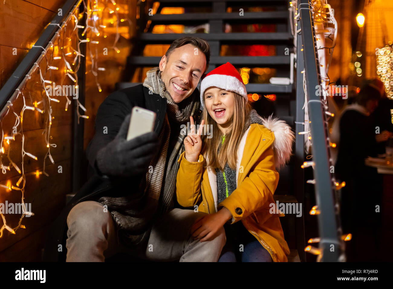 Man avec selfies fille au marché de Noël, Zagreb, Croatie. Banque D'Images