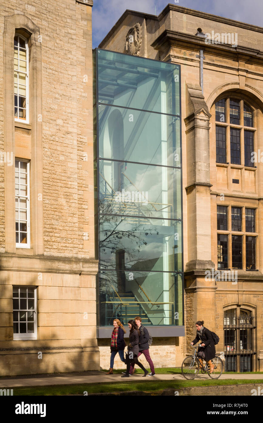 Les élèves passent dans les parcs de la Bibliothèque Scientifique Radcliffe Road, Oxford. Banque D'Images