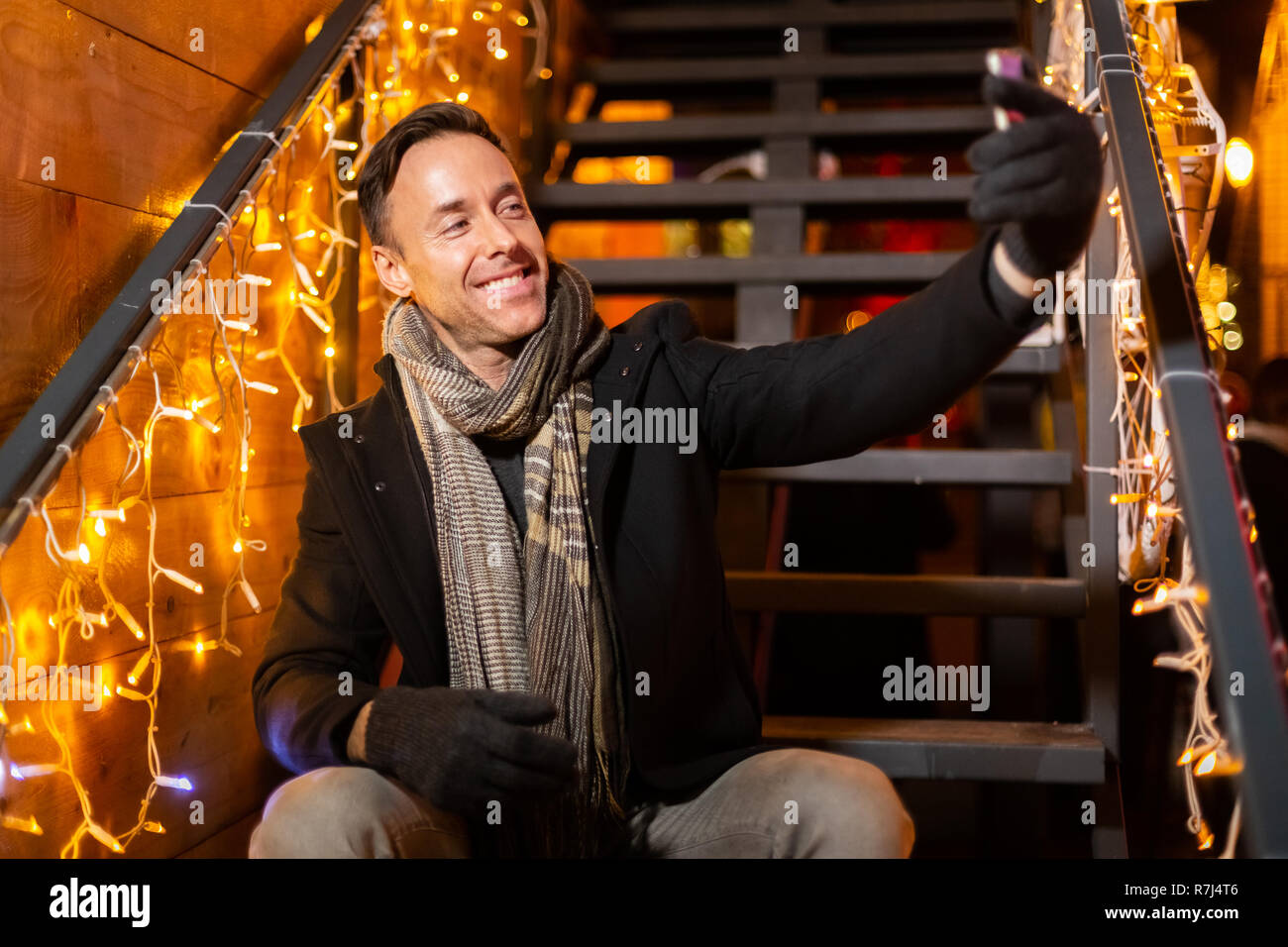 Man à selfies Marché de Noël, Zagreb, Croatie. Banque D'Images