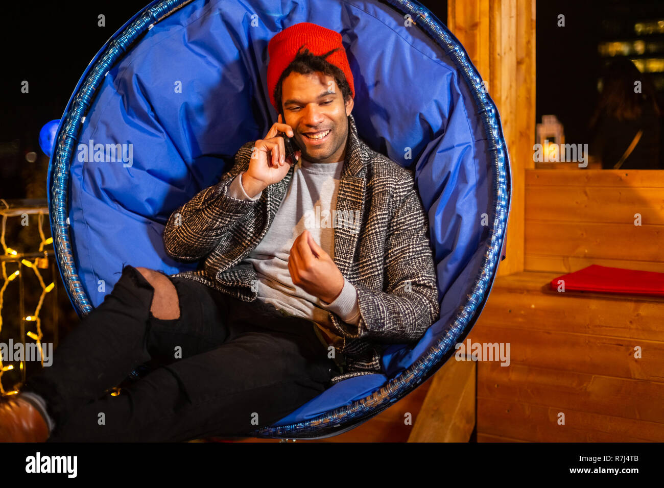 African American man talking on cell phone at le marché de Noël, Zagreb, Croatie. Banque D'Images