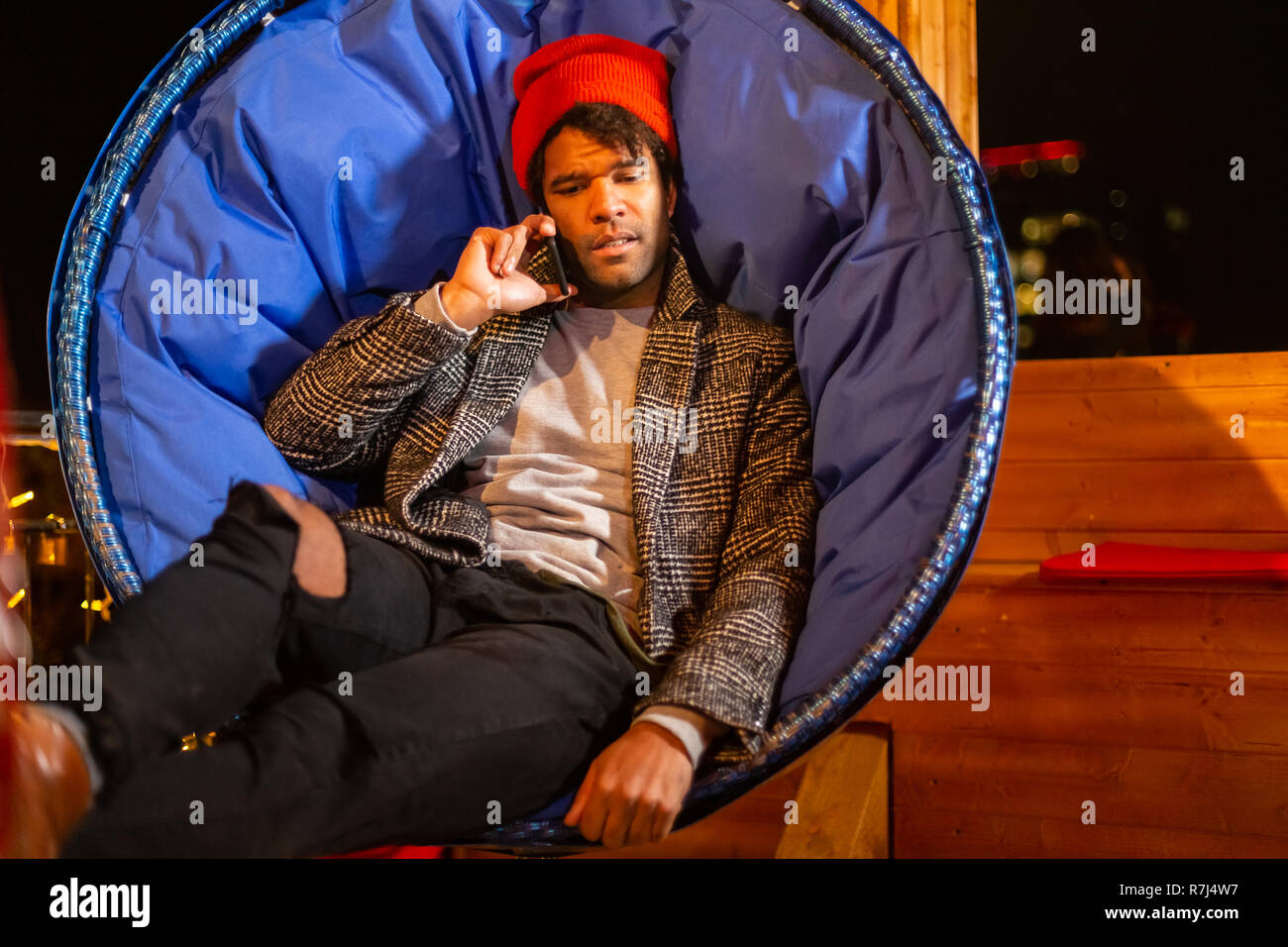 African American man talking on cell phone at le marché de Noël, Zagreb, Croatie. Banque D'Images