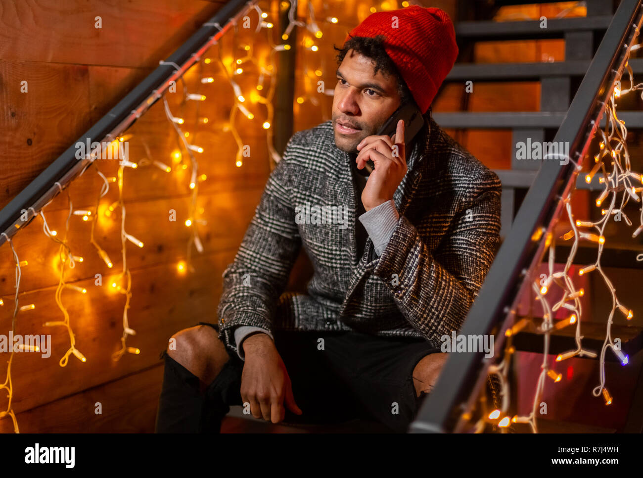 African American man talking on cell phone au marché de Noël, Zagreb, Croatie. Banque D'Images