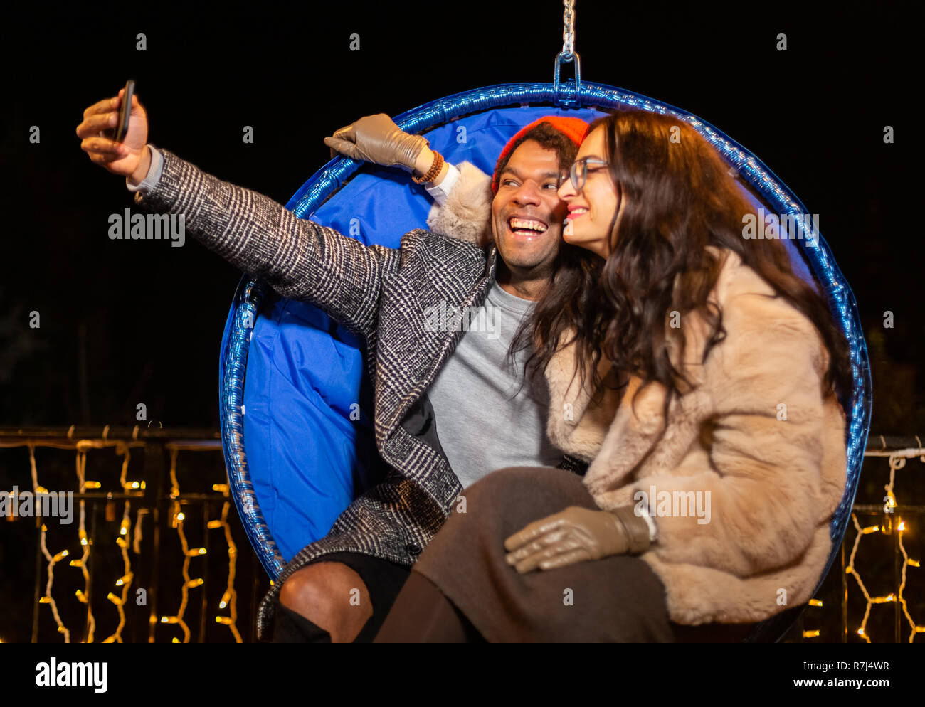 African American man en tenant au marché de Noël selfies, Zagreb, Croatie. Banque D'Images