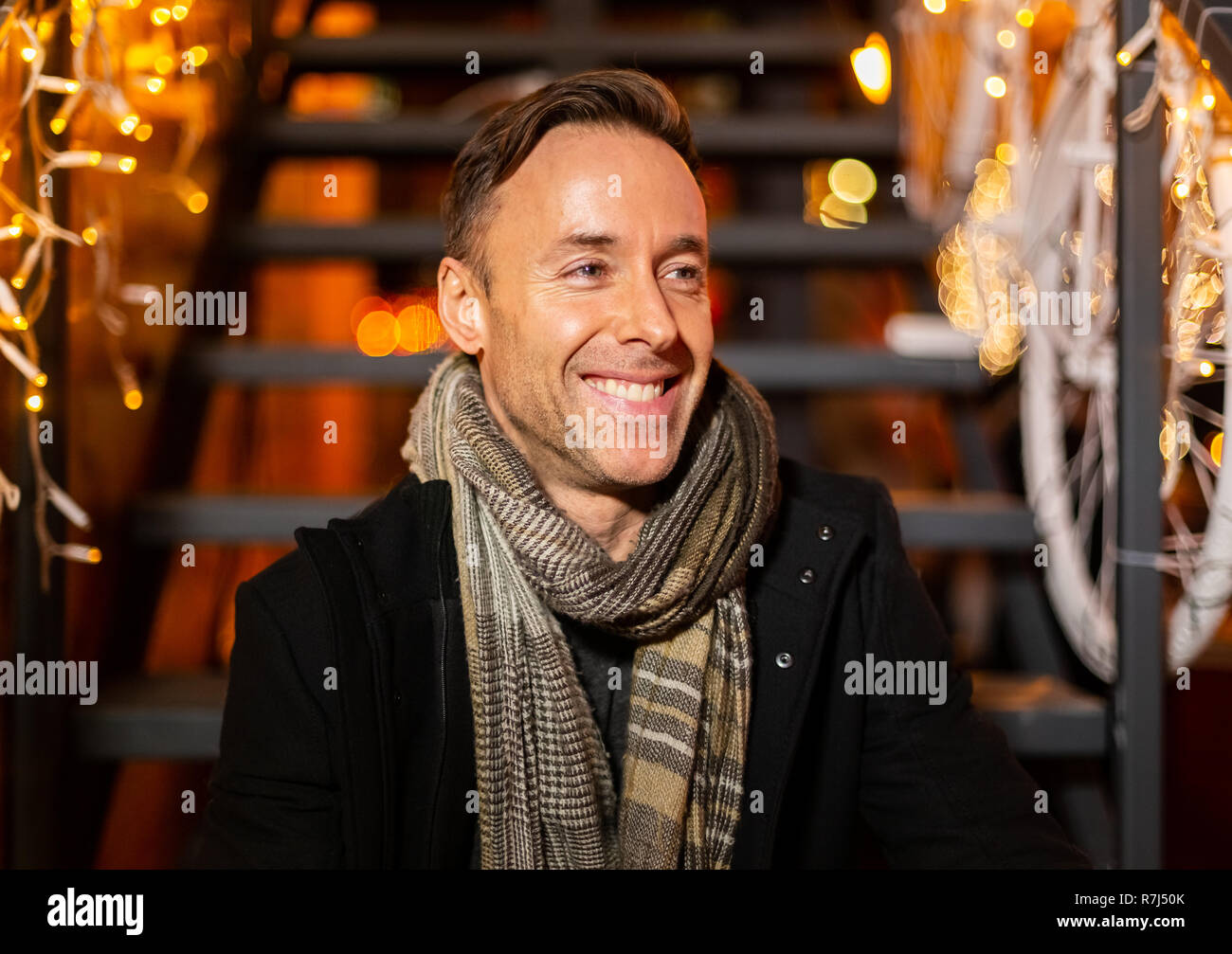 Portrait de l'homme assis dans les escaliers au marché de Noël, Zagreb, Croatie. Banque D'Images