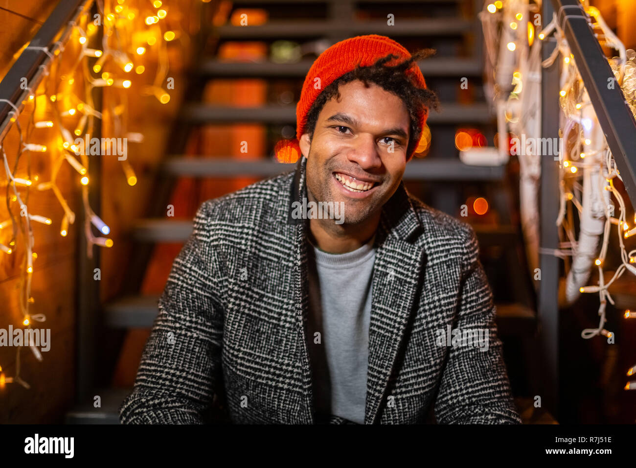 Portrait of african american man sitting on stairs au marché de Noël, Zagreb, Croatie. Banque D'Images