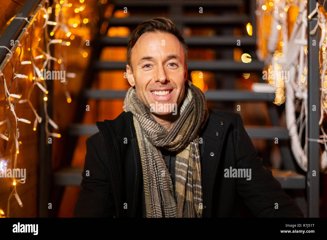 Portrait de l'homme assis dans les escaliers au marché de Noël, Zagreb, Croatie. Banque D'Images