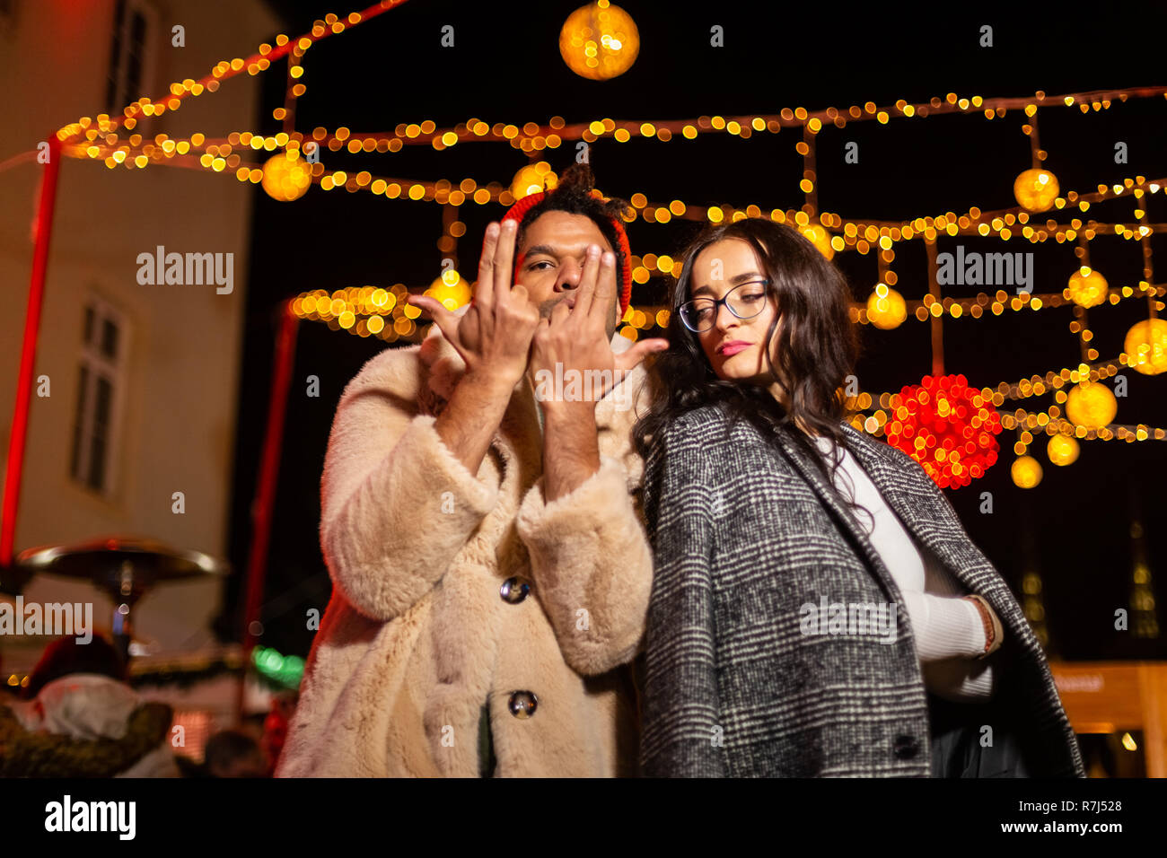 Couple pose pour photo au marché de Noël, Zagreb, Croatie. Banque D'Images