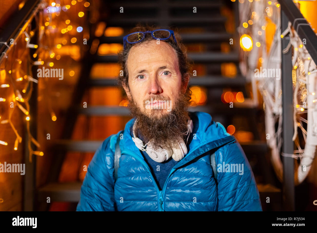 Portrait de l'homme assis dans les escaliers au marché de Noël, Zagreb, Croatie. Banque D'Images