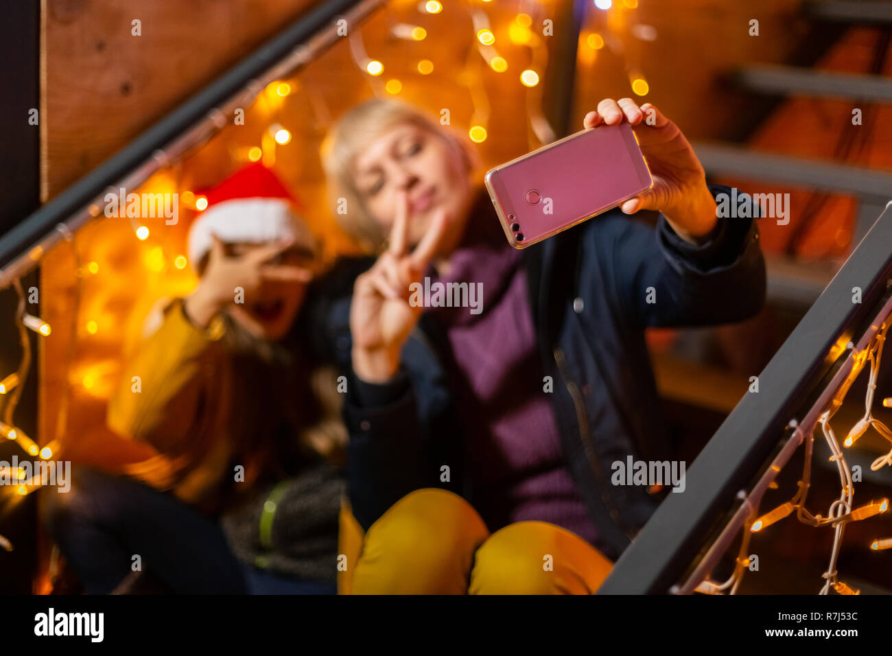 Mère fille à parler avec selfies Marché de Noël, Zagreb, Croatie. Banque D'Images