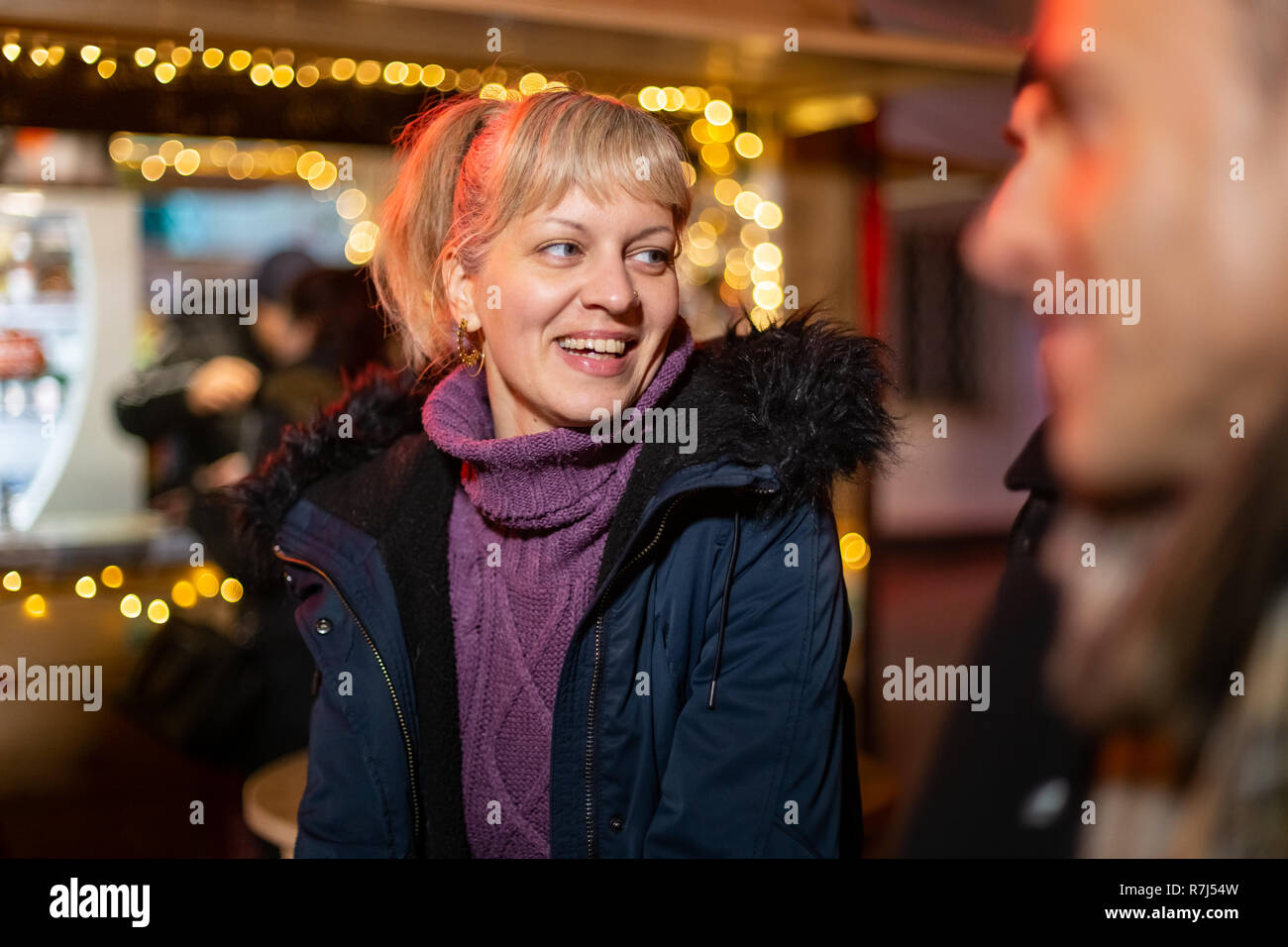 Femme en riant au marché de Noël, Zagreb, Croatie. Banque D'Images
