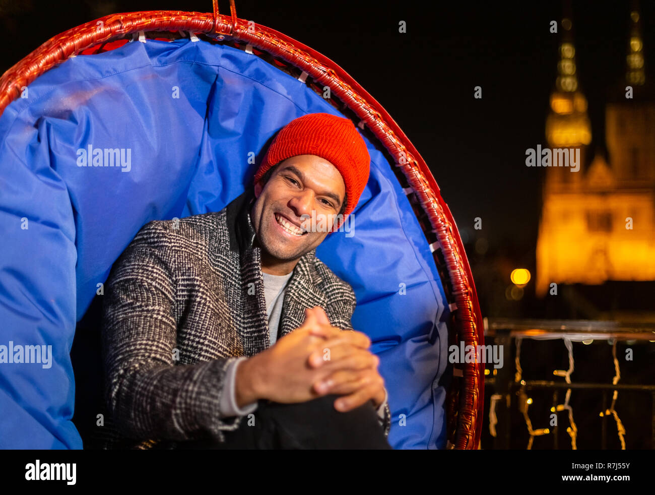 African American man posing for photo marché de Noël, Zagreb, Croatie. Banque D'Images